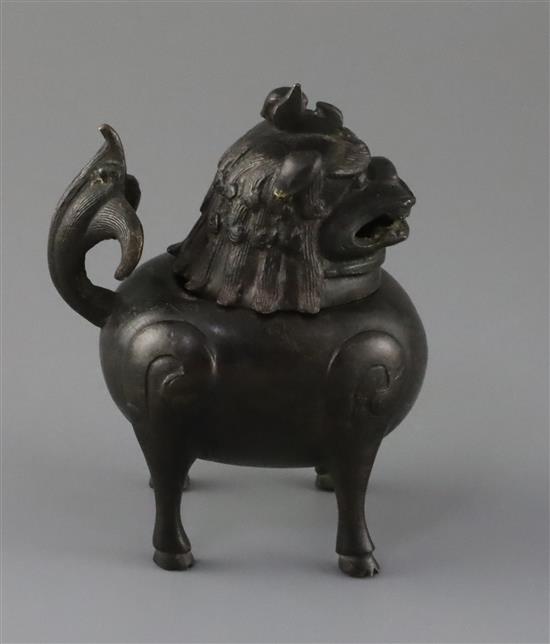 A Chinese bronze mythical beast censer and cover (Luduan), 17th century, H.11.5cm